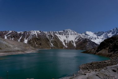 El Yeso 'nun etkileyici yatay fotoğrafı, San Jose de Maipo' da El Cajon del Maipo olarak bilinen And Dağları, Şili Patagonya