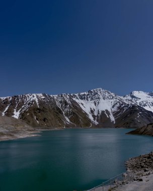 El Yeso 'nun etkileyici dikey fotoğrafı, San Jose de Maipo' da El Cajon del Maipo olarak bilinir, And Dağları 'nda, Şili Patagonya