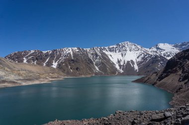 El Yeso 'nun etkileyici yatay fotoğrafı, San Jose de Maipo' da El Cajon del Maipo olarak bilinen And Dağları, Şili Patagonya