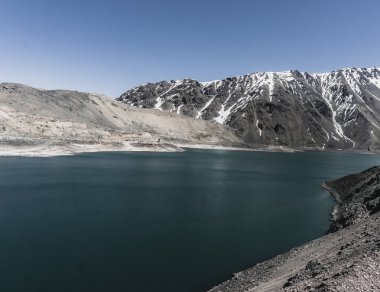 El Yeso 'nun etkileyici yatay fotoğrafı, San Jose de Maipo' da El Cajon del Maipo olarak bilinen And Dağları, Şili Patagonya