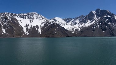 El Yeso 'nun etkileyici yatay fotoğrafı, San Jose de Maipo' da El Cajon del Maipo olarak bilinen And Dağları, Şili Patagonya