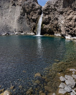 Turkuaz açık mavi şelalenin etkileyici dikey fotoğrafı Cajon del Maipo, And Dağları 'nda Salto el Yeso, Şili Patagonya