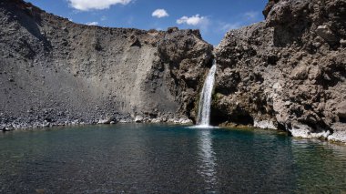 Turkuaz açık mavi şelalenin etkileyici yatay fotoğrafı Cajon del Maipo, And Dağları 'nda Salto el Yeso, Şili Patagonya
