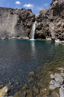 Turkuaz açık mavi şelalenin etkileyici dikey fotoğrafı Cajon del Maipo, And Dağları 'nda Salto el Yeso, Şili Patagonya