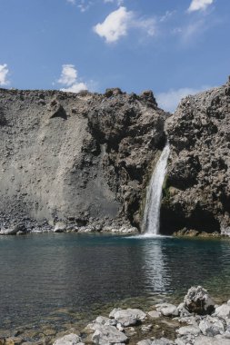 Turkuaz açık mavi şelalenin etkileyici dikey fotoğrafı Cajon del Maipo, And Dağları 'nda Salto el Yeso, Şili Patagonya