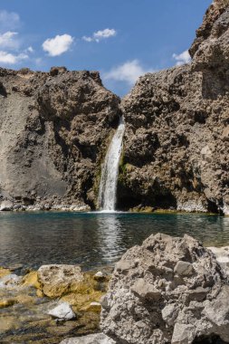 Turkuaz açık mavi şelalenin etkileyici dikey fotoğrafı Cajon del Maipo, And Dağları 'nda Salto el Yeso, Şili Patagonya