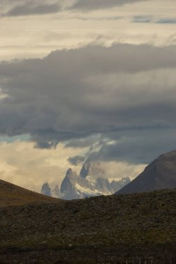 Dikey Rocky Karlı Dağı dünyanın en güzel yürüyüşü. Fitz Roy Arjantin 'de