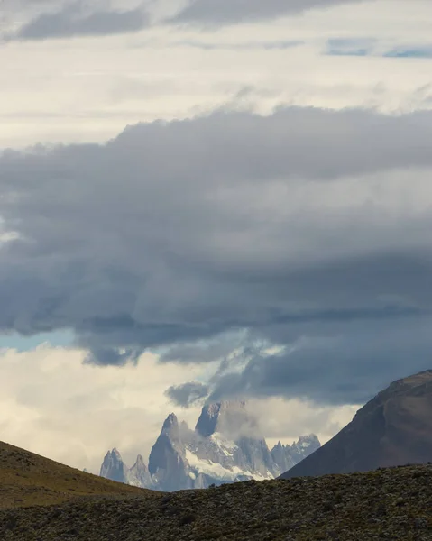 Függőleges Rocky Havas Hegy Legjobb Csodálatos Túrázás Világon Fitz Roy — Stock Fotó