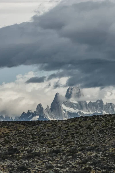 Dikey Rocky Karlı Dağı Dünyanın Güzel Yürüyüşü Fitz Roy Arjantin — Stok fotoğraf