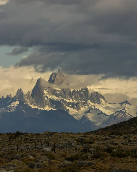 Vertikální Skalnatá Zasněžená Hora Nejlepší Úžasnou Turistikou Světě Fitz Roy — Stock fotografie