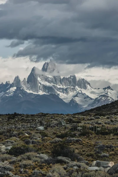 Vertikální Skalnatá Zasněžená Hora Nejlepší Úžasnou Turistikou Světě Fitz Roy — Stock fotografie