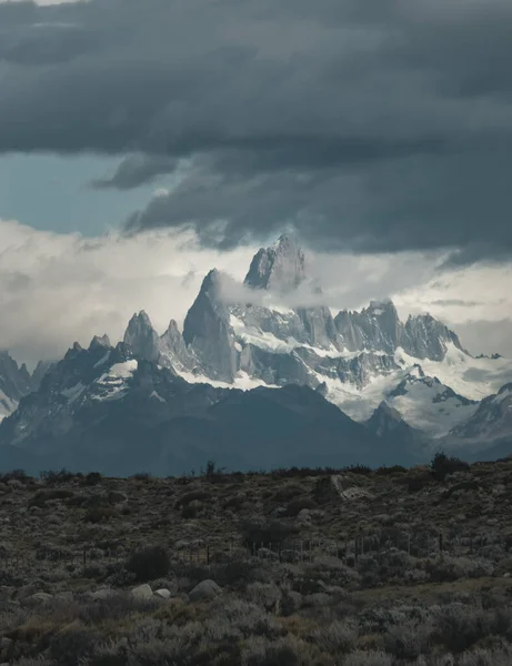 수직으로 눈덮인 세계에서 놀라운 하이킹입니다 아르헨티나의 — 스톡 사진