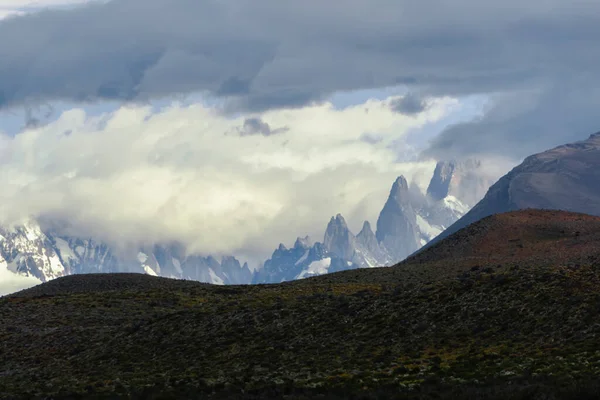 卧式落基雪山世界上最棒的徒步旅行 阿根廷的Fitz Roy — 图库照片