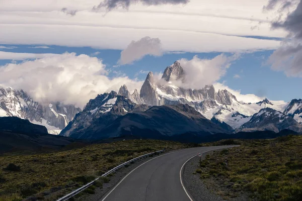 Camino Asfaltado Con Los Picos Una Montaña Rocosa Nevada Horizonte — Foto de Stock