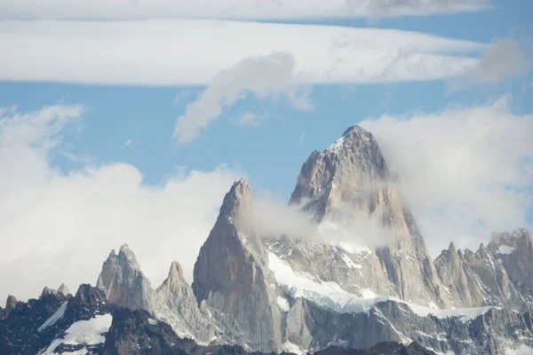 지평선에는 바위투성이 눈덮인 산봉우리들이 아스팔트 펼쳐져 있었습니다 아르헨티나의 피츠로 — 스톡 사진