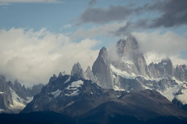 Udusaná Silnice Vrcholky Skalnaté Zasněžené Hory Obzoru Fitz Roy Hora — Stock fotografie