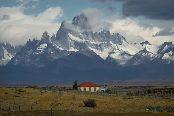 ถนนยางมะตอยท ยอดเขาห นและภ เขาห มะบนเส นขอบฟ Fitz Roy เขาในอาร เจนต — ภาพถ่ายสต็อก