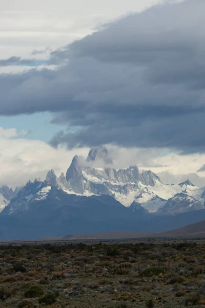 Asphalted Road Peaks Rocky Snowy Mountain Vertical Fitz Roy Mountain — Stock Photo, Image