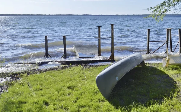 Canoes parked on green grass — Stock Photo, Image