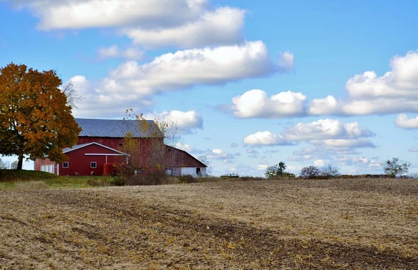 Barn and Farmland — Stock Photo, Image