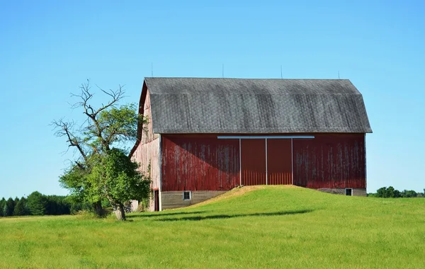 Wyblakły starej stodole — Zdjęcie stockowe