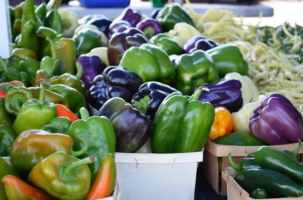 Papriky vystaveny k prodeji na místní potraviny na trhu — Stock fotografie