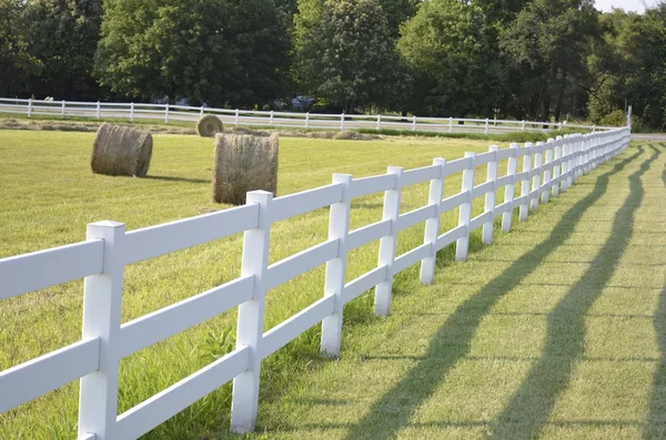 Witte land stijl hek — Stockfoto