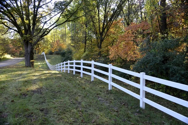 Krásná bílá země plot — Stock fotografie