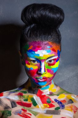 Asyalı kadın yüz sanatı ile