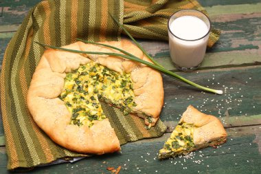 Yeşil soğan ve yumurta ve bir bardak süt ile ev yapımı pasta