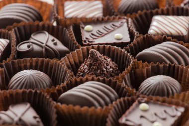 bir arka planı olarak çeşitli çikolatalar