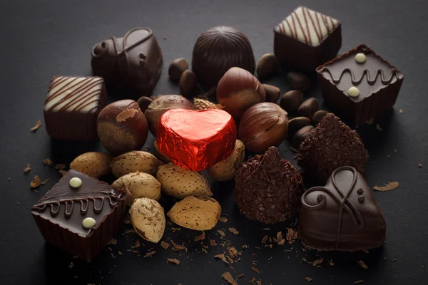 Chocolade met noten op zwart Stockfoto