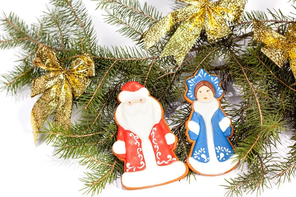 Christmas cookies met feestelijke decoratie op de witte achtergrond. Rechtenvrije Stockfoto's