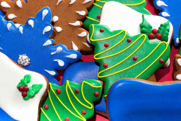 Christmas cookies met feestelijke decoratie op de witte achtergrond. Stockafbeelding