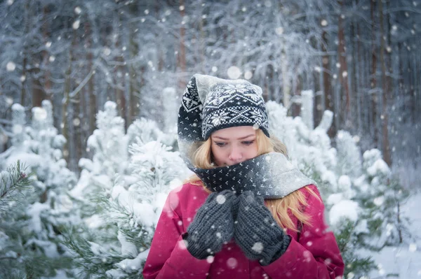 Mädchen im Wald — Stockfoto