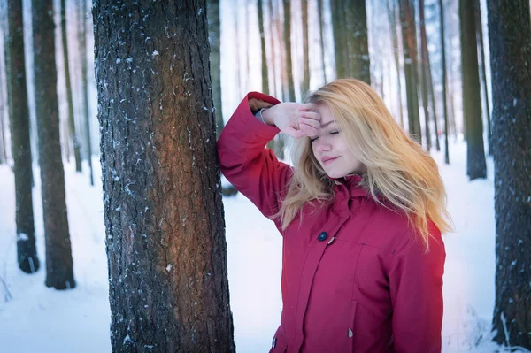 Mädchen im Wald — Stockfoto