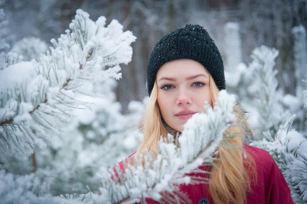 Mädchen im Wald — Stockfoto