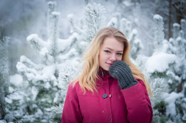 Mädchen im Wald — Stockfoto