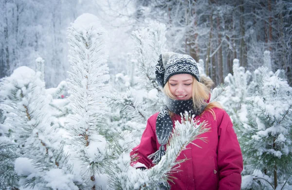 Flicka i skogen — Stockfoto