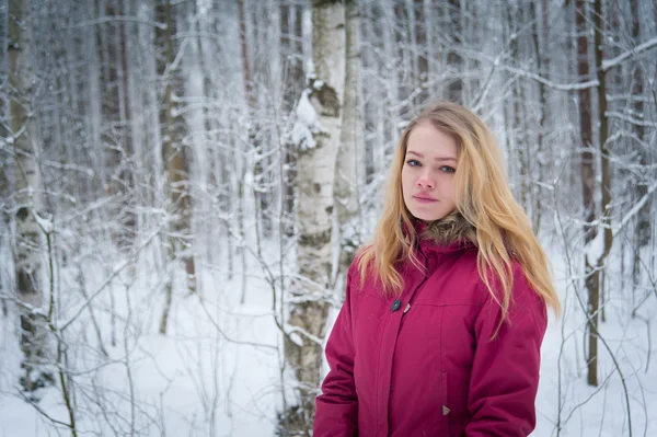 Chica en el bosque —  Fotos de Stock