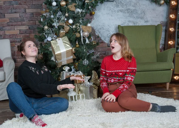 Due Ragazze Gioiose Sono Sedute Sotto Albero Natale Decorato — Foto Stock