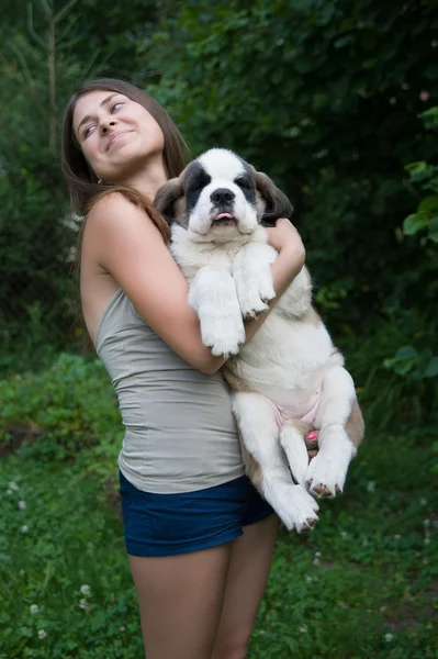 Kızla köpek yavrusu — Stok fotoğraf