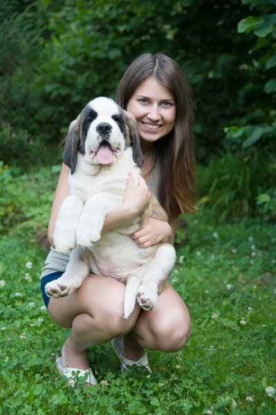 Chica con cachorro —  Fotos de Stock