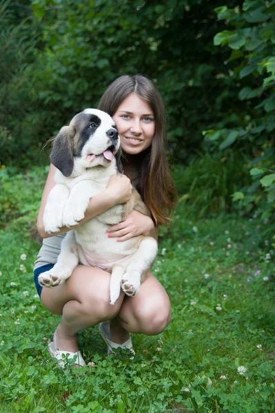 Meisje met puppy — Stockfoto