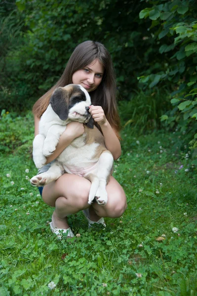 Chica con cachorro — Foto de Stock