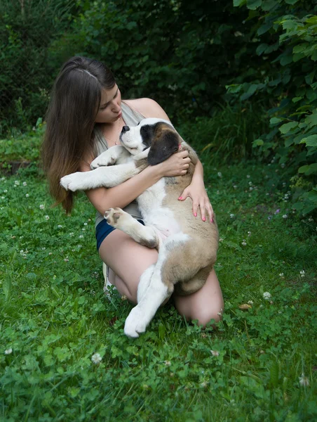 Chica con cachorro — Foto de Stock