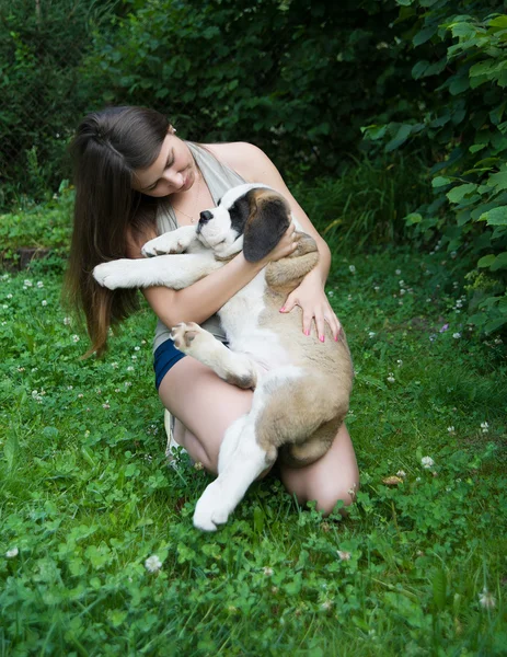 Chica con cachorro — Foto de Stock