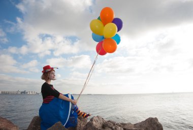 topları olan kadın