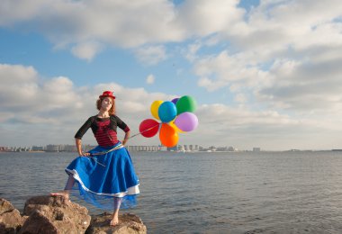 topları olan kadın