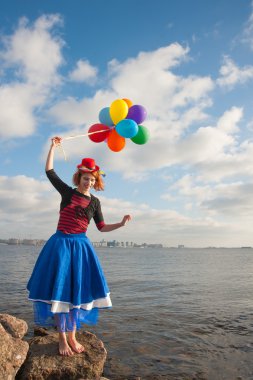 topları olan kadın